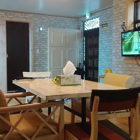 Social House Hotel Seoul Bagian luar foto