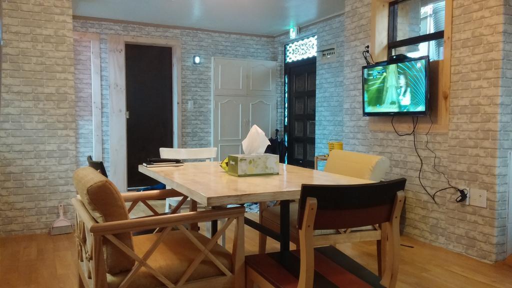 Social House Hotel Seoul Bagian luar foto