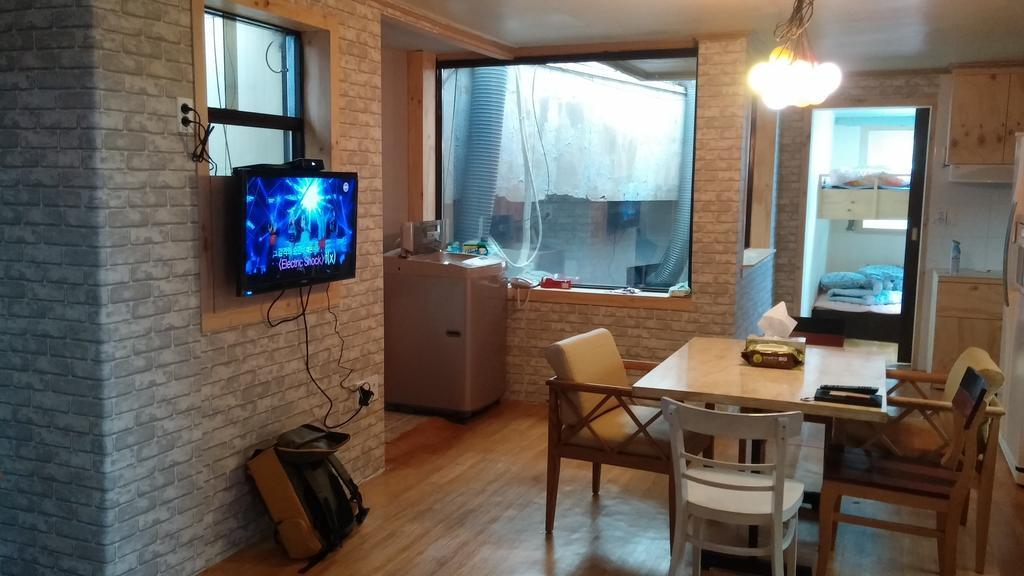Social House Hotel Seoul Bagian luar foto